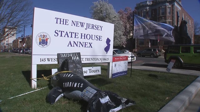 16pkg-bg-trenton-whale-protest-frame-759.jpg 