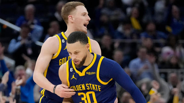 Stephen Curry and Donte DiVincenzo 