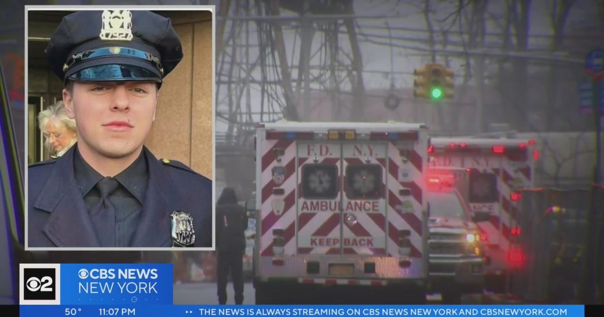 Police continue to search for man who shot officer in Queens - CBS New York