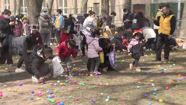 Parents and children collect Easter eggs at Leif Ericson Park. 