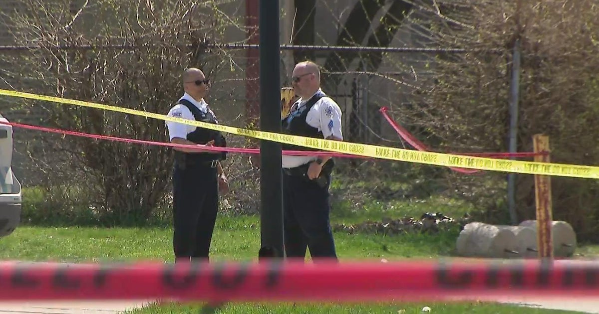 CPD officer fatally shoots man during foot chase on West Side - CBS Chicago