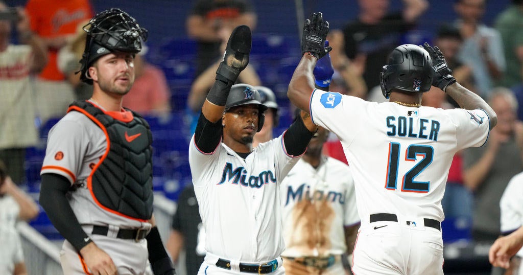 Soler’s pinch hit blast leads surging Marlins past slumping Giants, 4-3