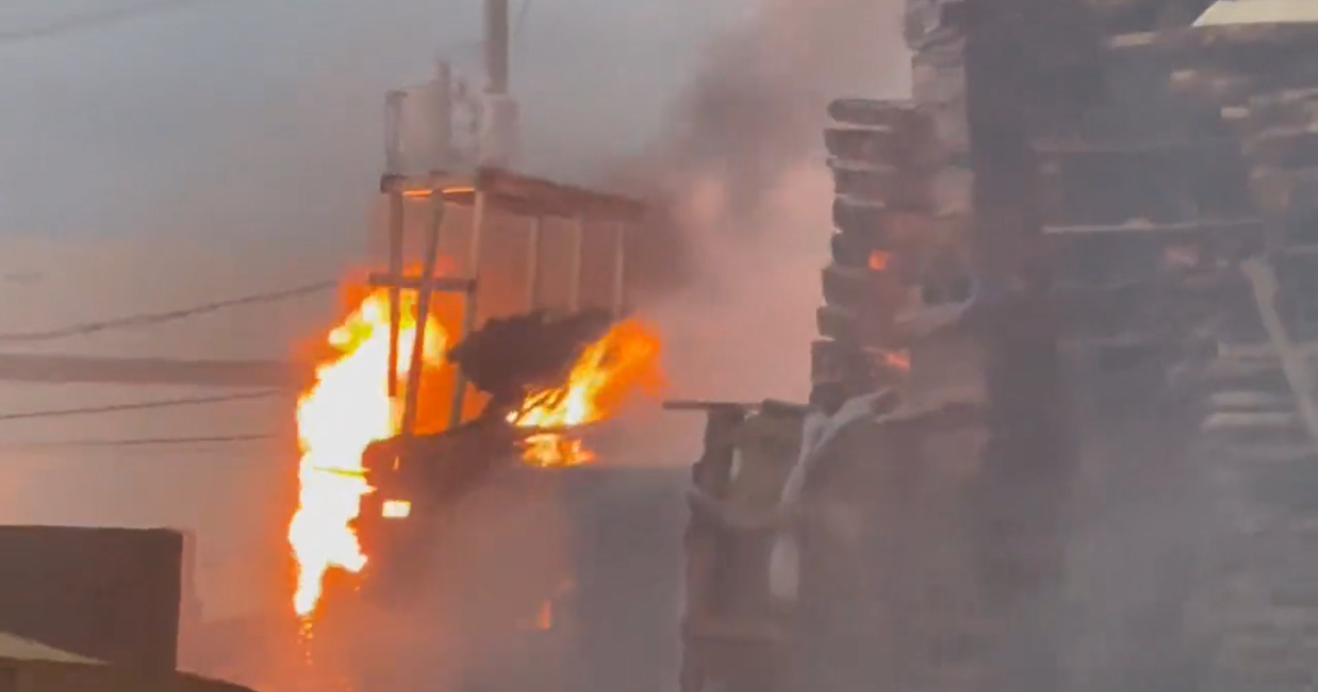 Fire rages at pallet yard in Little Village - CBS Chicago