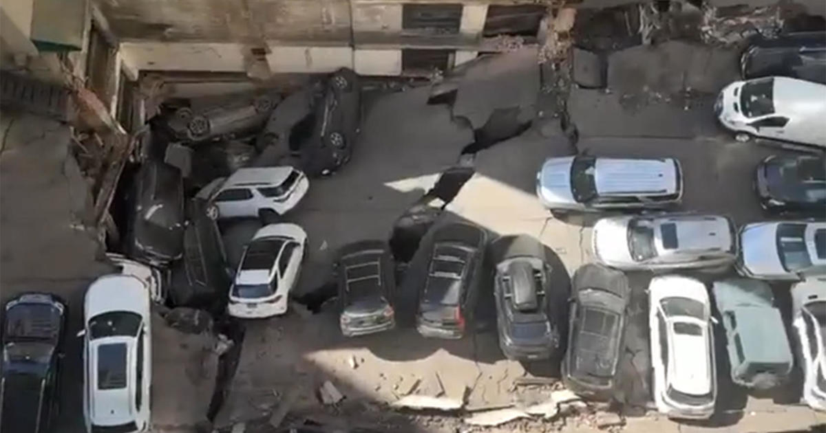 【速報】立体駐車場が崩壊  ニューヨーク