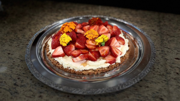 strawberry-pretzel-tart-dessert.png 