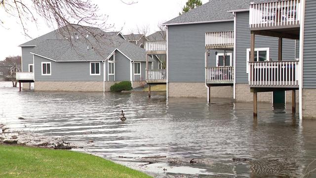 10p-pkg-flood-check-in-wcco38lg.jpg 