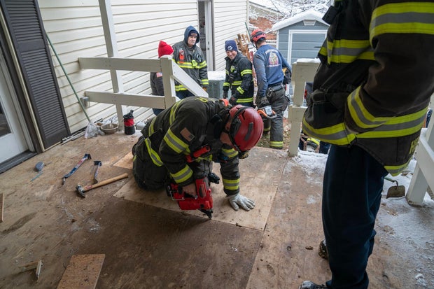 doggie-under-deck-5-south-metro-fire-rescue-on-fb.jpg 