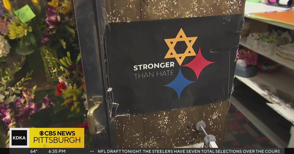 Pittsburgh Steelers fans reject hate from Squirrel Hill synagogue