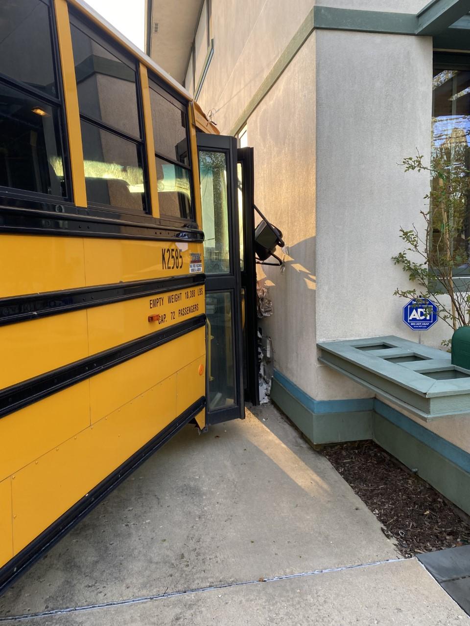 School bus crashes into house in Western Springs - CBS Chicago
