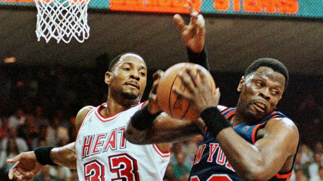 MIAMI, : Miami Heat player Alonzo Mourning (L) fights for a rebound with New York Knicks player Patrick Ewing 07 May during second half action in game one of their second round playoff game at the Miami Arena. 