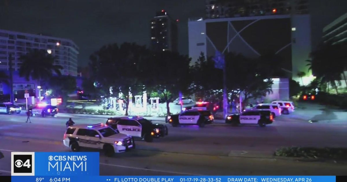 Golden Beach police officer shot during foot pursuit - CBS Miami