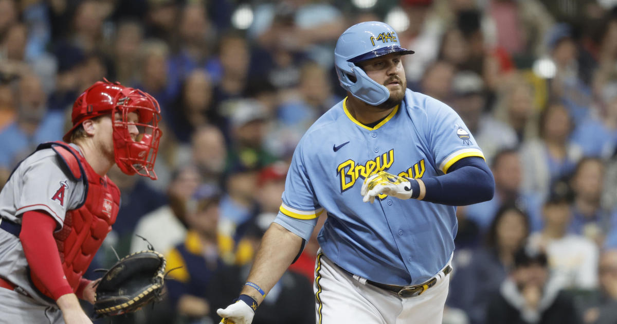 Tellez 8th-inning single lifts Brewers over Angels 2-1