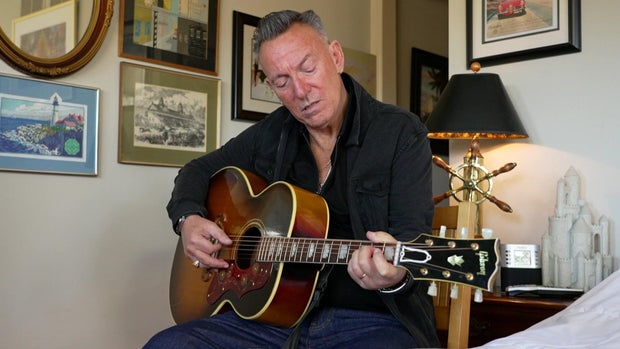 bruce-com-guitar2.jpg