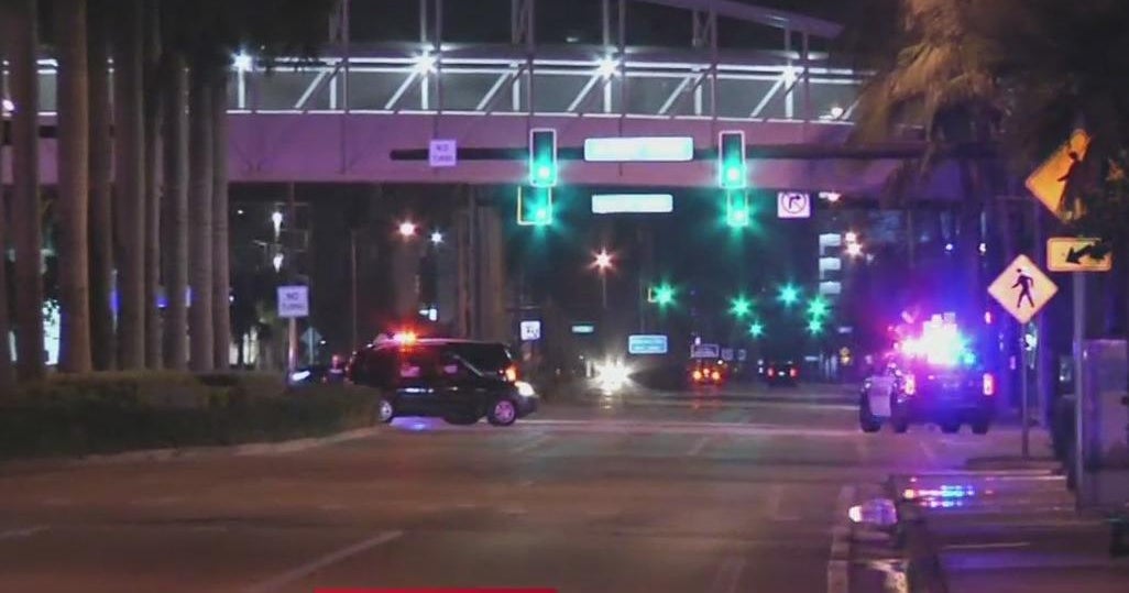 Golden Beach law enforcement officer shot, 2 suspects in custody following pursuit of suspected stolen car