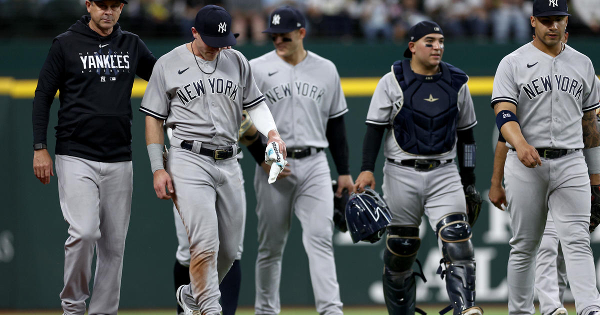 Bauers crashes into wall, hurt in first inning of Yankees debut
