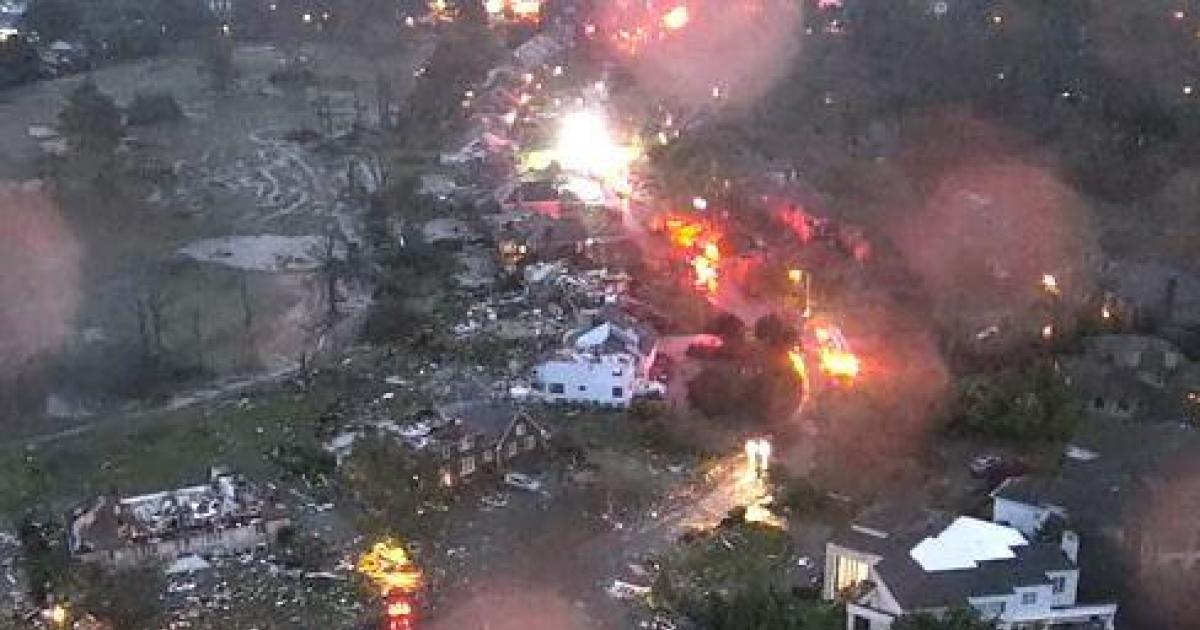 Tornado treft Virginia Beach, beschadigt honderden huizen en veroorzaakt de noodtoestand