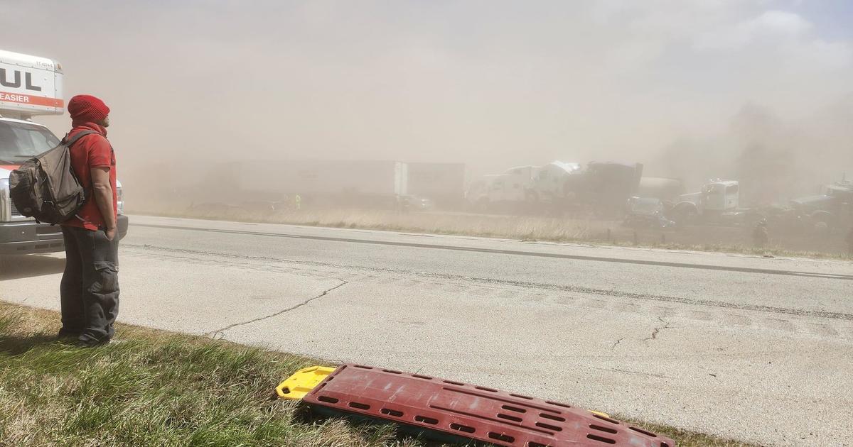 Dust storm causes "multiple fatalities" in Illinois highway pile-up