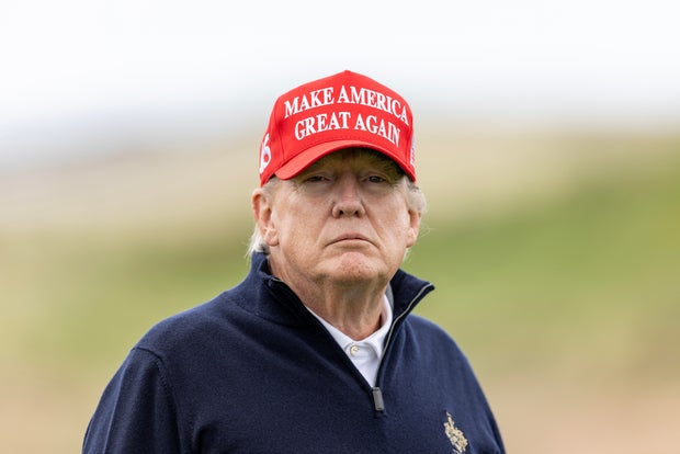 O ex -presidente dos EUA, Donald Trump, visita seu resort Turnberry Golf 