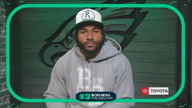 Philadelphia Eagles D'Andre Swift surprises a high school football team in  East Germantown - CBS Philadelphia