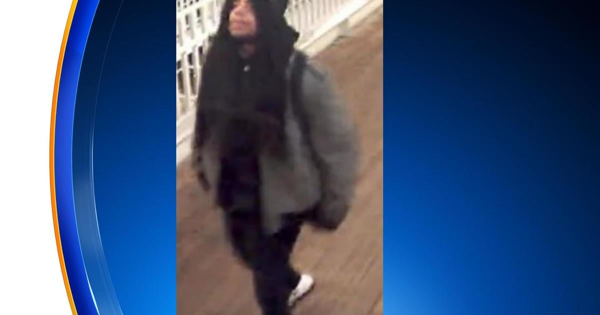 Police release images of suspect in Orange Line stabbing - CBS Chicago