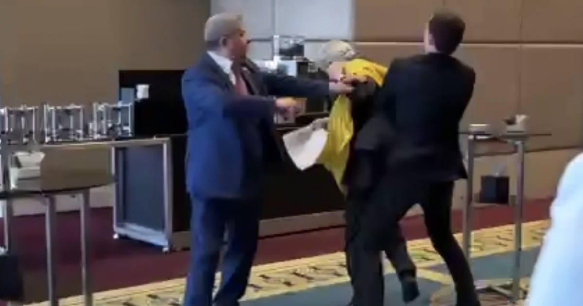 Um delegado ucraniano soca um delegado russo que levantou a bandeira em meio a negociações tensas na Turquia sobre um acordo de grãos
