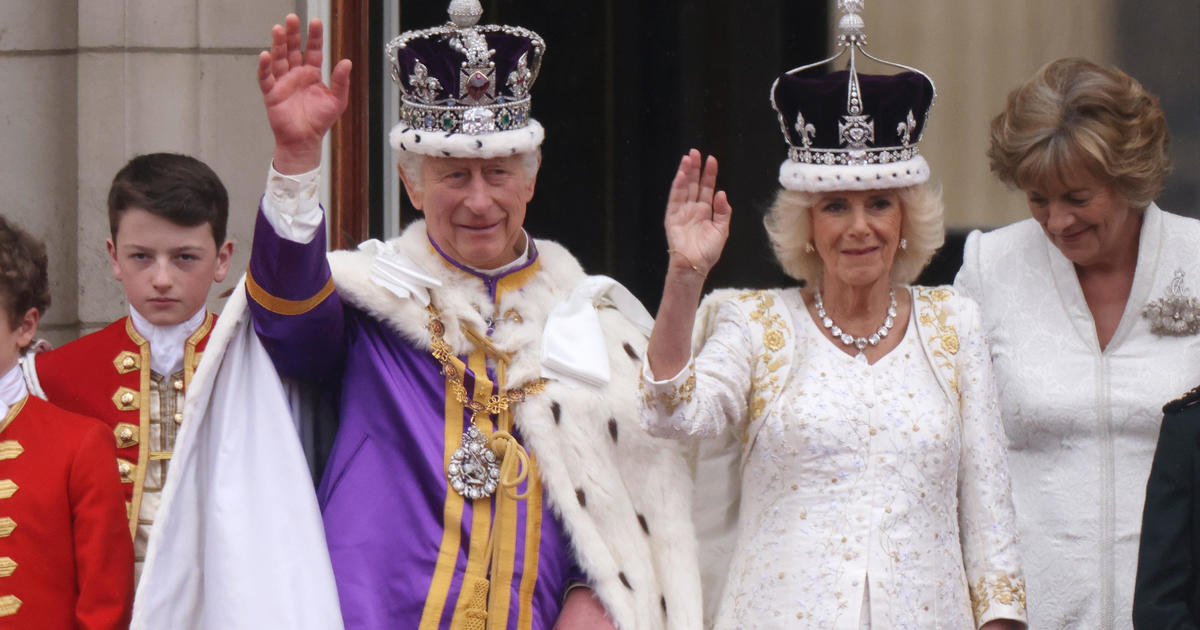 Photo of König Karl III. und Königin Camilla werden bei einer Krönungszeremonie offiziell gekrönt