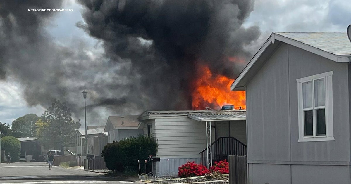 South Sacramento mobile home catches fire
