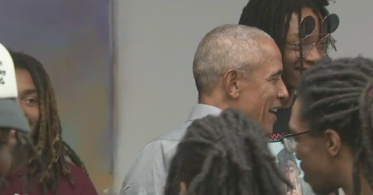 Former President Obama makes surprise visit to meet young Chicago ...