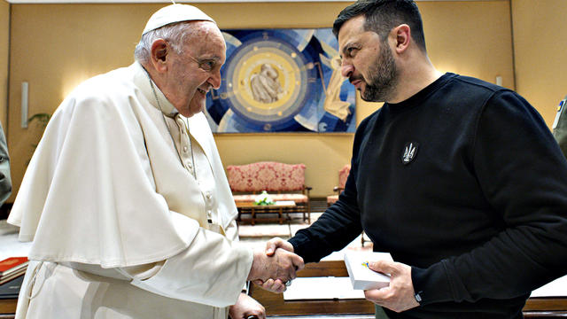 교황 프랜시스는 우크라이나 대통령 젤렌 스키를 만난다
