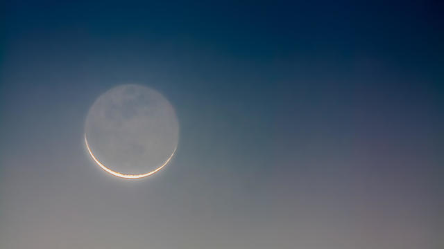 Earthshine on crescent moon 