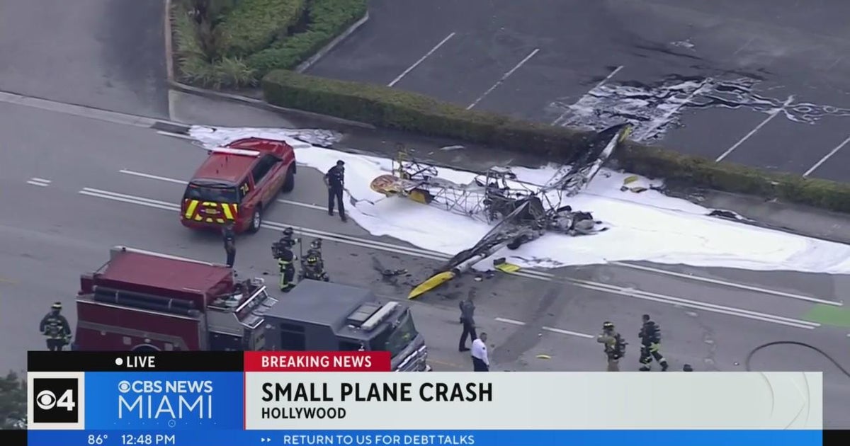 Small aircraft crashed in Hollywood