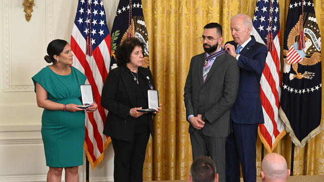 joe-biden-medal-of-valor-nypd-fdny.jpg 