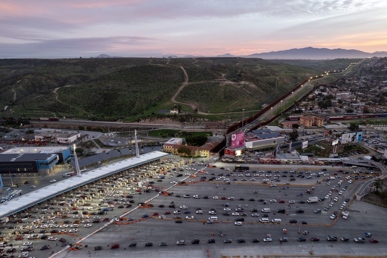 U.S. Border Patrol agents near San Diego crossing report gunfire - CBS News