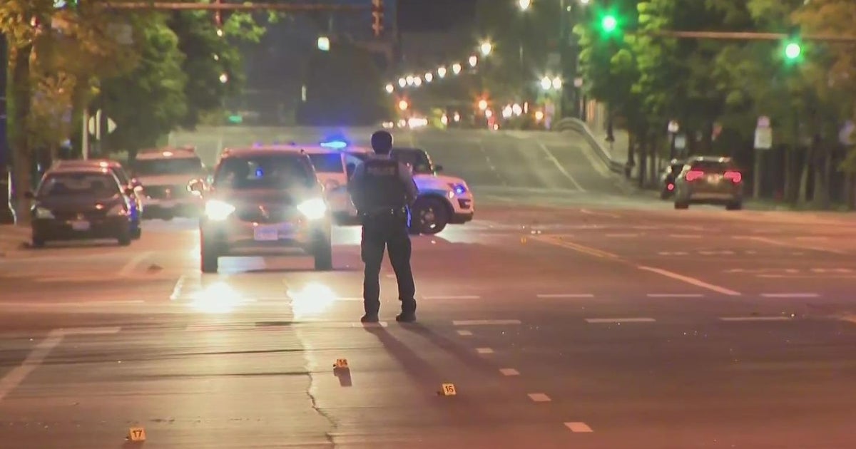 17-year-old injured during shootout on North Side - CBS Chicago