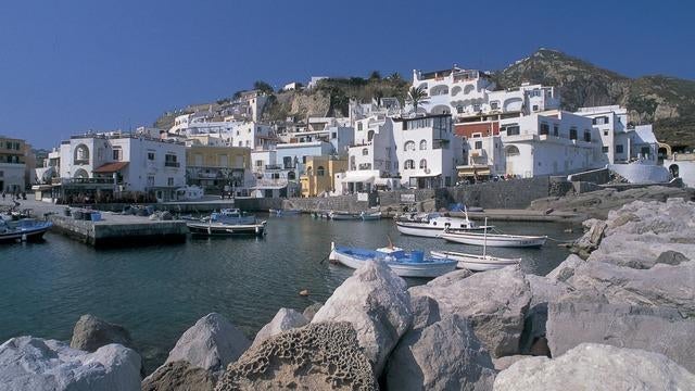 cbsn-fusion-the-best-destinations-for-family-trips-abroad-thumbnail-2000982-640x360.jpg 