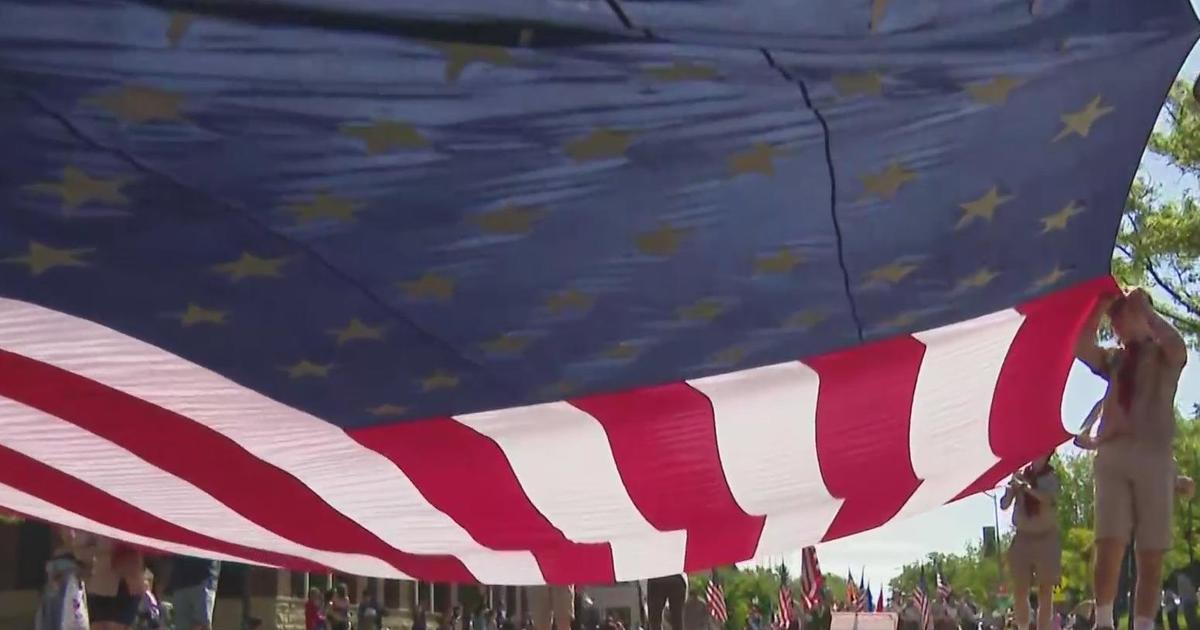 Red, white and blue for the Arlington Heights Memorial Day parade CBS