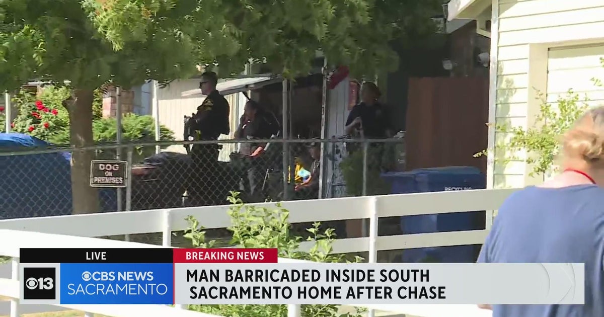 Man barricaded inside south Sacramento home after chase
