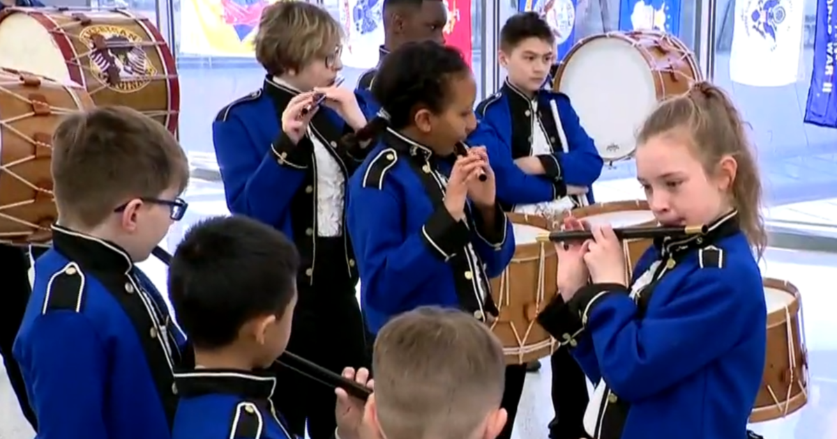 School fife and drum corps greets veterans with patriotic music at Dulles Airport