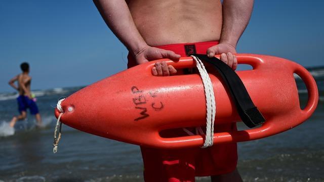 cbsn-fusion-nationwide-lifeguard-shortage-beaches-pools-thumbnail-2011664-640x360.jpg 
