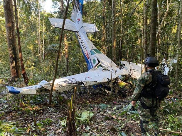 Search and rescue teams of the Colombian army conduct operations after a plane crashed in the jungle more than two weeks earlier in Colombia on May 19, 2023. 