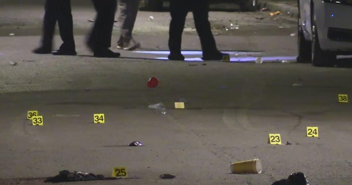 Austin shooting leaves woman dead, 6 others hurt - CBS Chicago