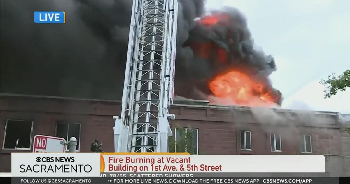 Fire engulfs old commercial building in Sacramento
