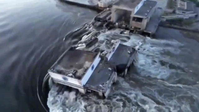 ukraine-dam-water-gushing-out-blown-up-060623.jpg 