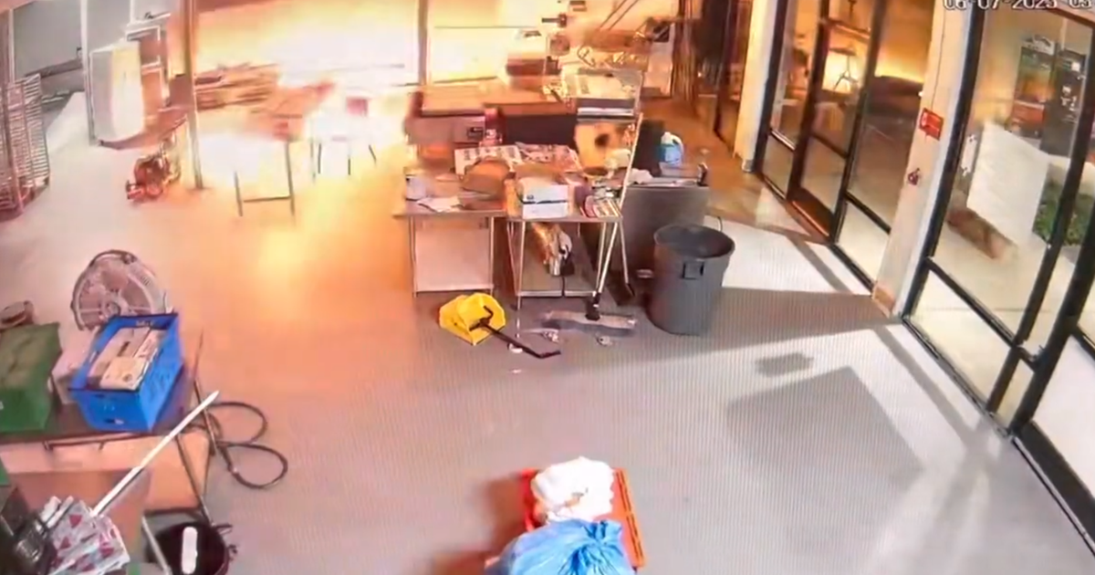 VIDEO: 2 suspects sought after starting fire at Sacramento restaurant