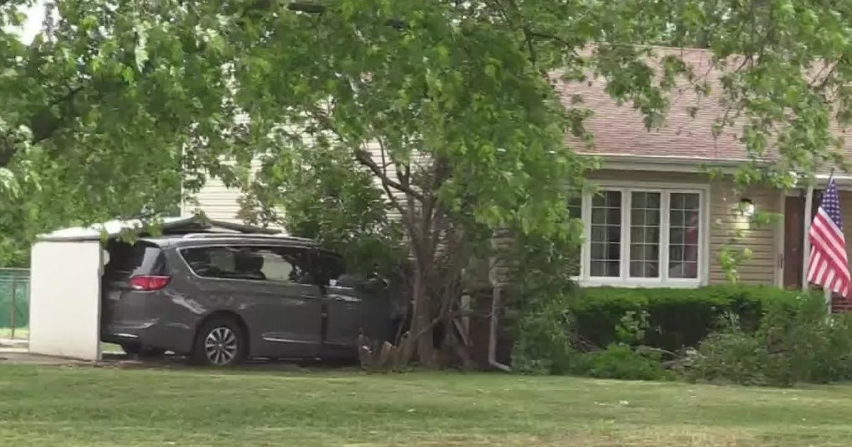 Minivan slams into Des Plaines home - CBS Chicago