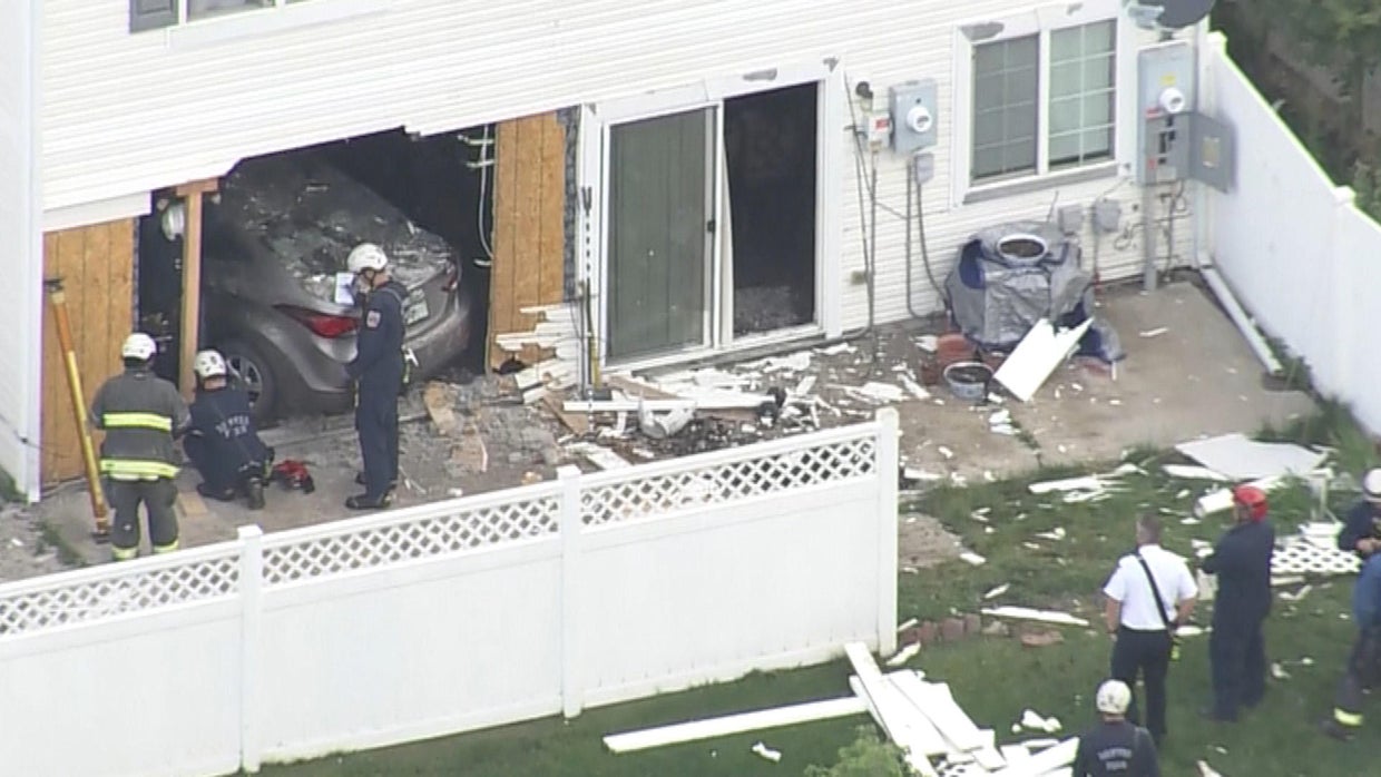 Driver flees after crashing car into house in Denver's Green Valley ...