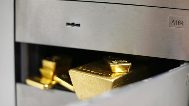 is-it-safe-to-invest-in-gold-now.jpg 