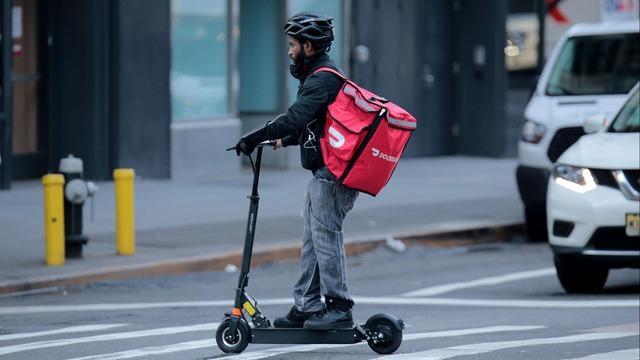 cbsn-fusion-new-york-city-food-delivery-drivers-get-raise-thumbnail-2045867-640x360.jpg 