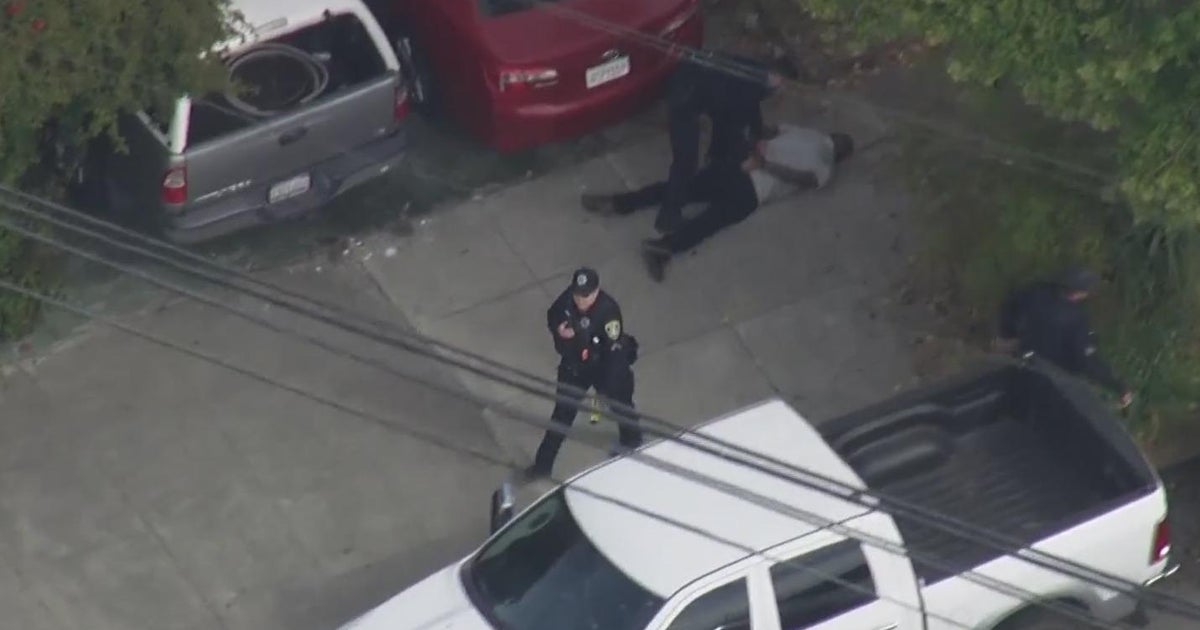 2 suspects in custody after police pursuit in Oakland - CBS San Francisco