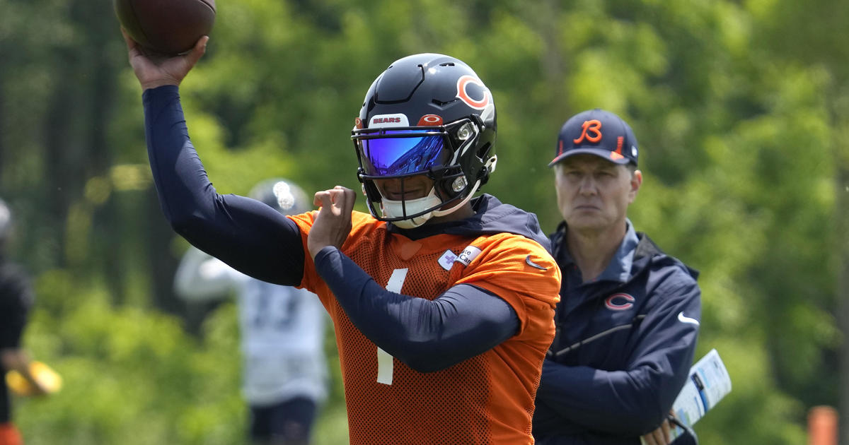 Chicago Bears News: Fields chasing a record, NFC North , and more